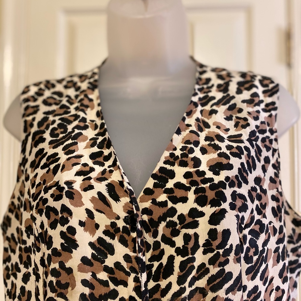 Nancy Crystal - VTG SILK leopard print v-neck sleeveless button up top, … - Picture 3 of 7